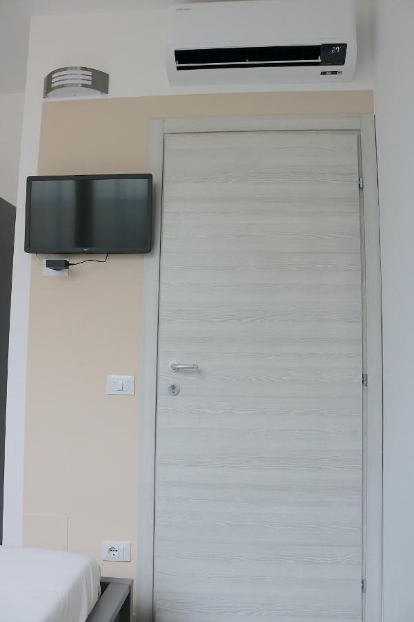 Gambara Guests House Hotel Милано Екстериор снимка